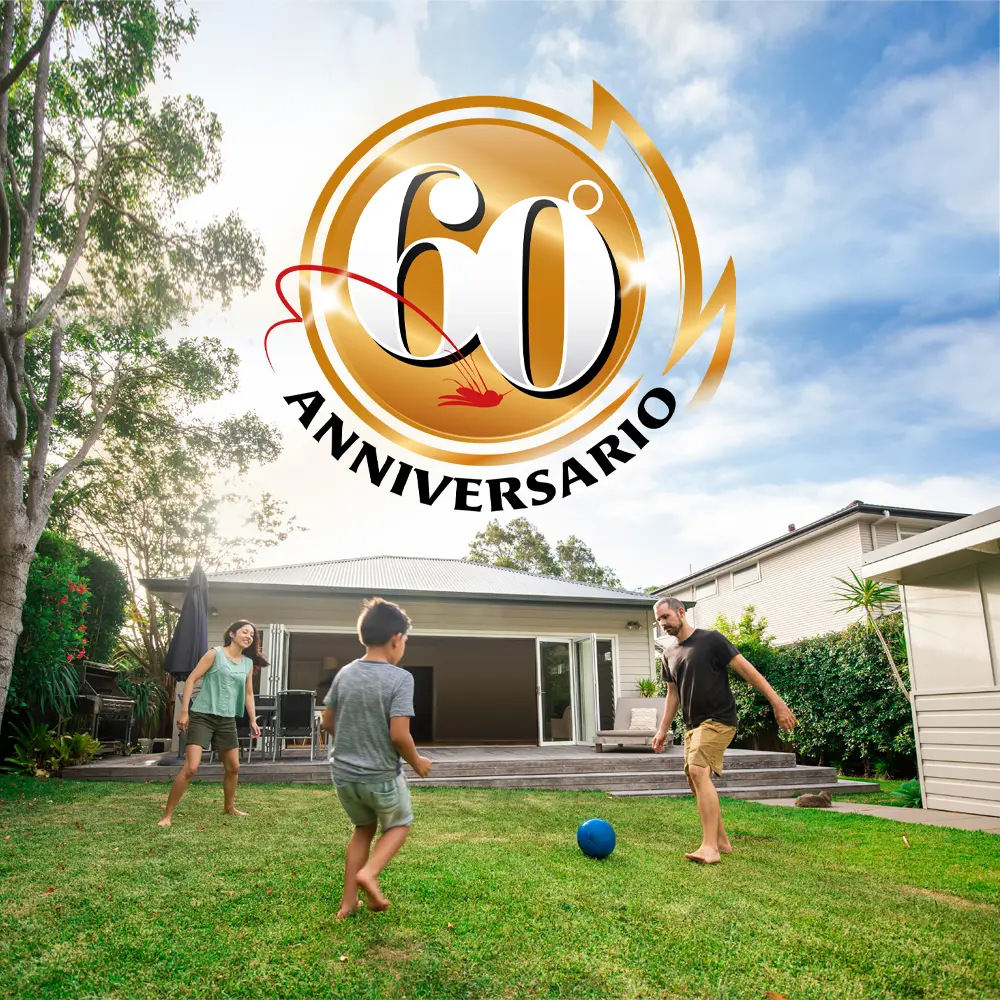 Famiglia gioca a calcio in giardino + logo sessantesimo anniversario