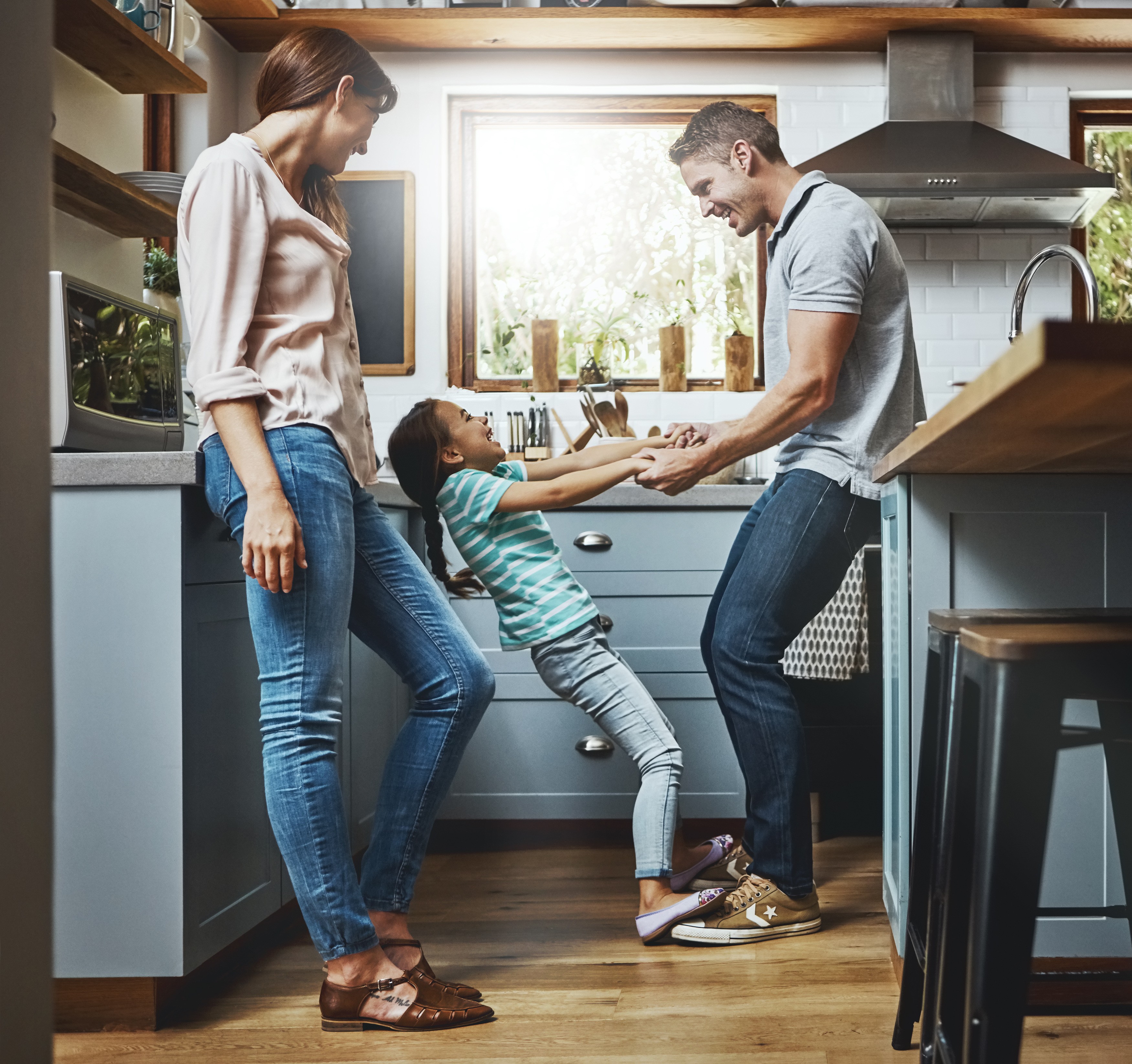 famiglia felice in cucina